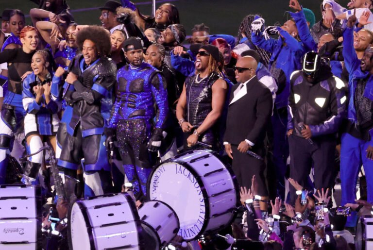 Qué cantantes acompañaron a Usher en el Super Bowl