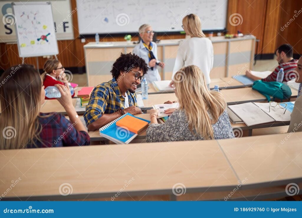 estudiantes discutiendo en aula de clases